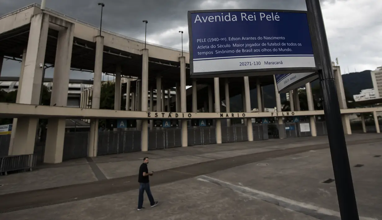 Sebuah plang menampilkan nama baru dari jalan yang mengelilingi stadion Maracana, yang sekarang akan dikenal sebagai King Pele Avenue di Rio de Janeiro, Brasil, 4 Desember 2022. Perubahan nama tersebut sebagai penghargaan untuk legenda sepak bola Brasil, Edson Arantes do Nascimento atau lebih dikenal sebagai Pele. (AP Photo/Bruna Prado)