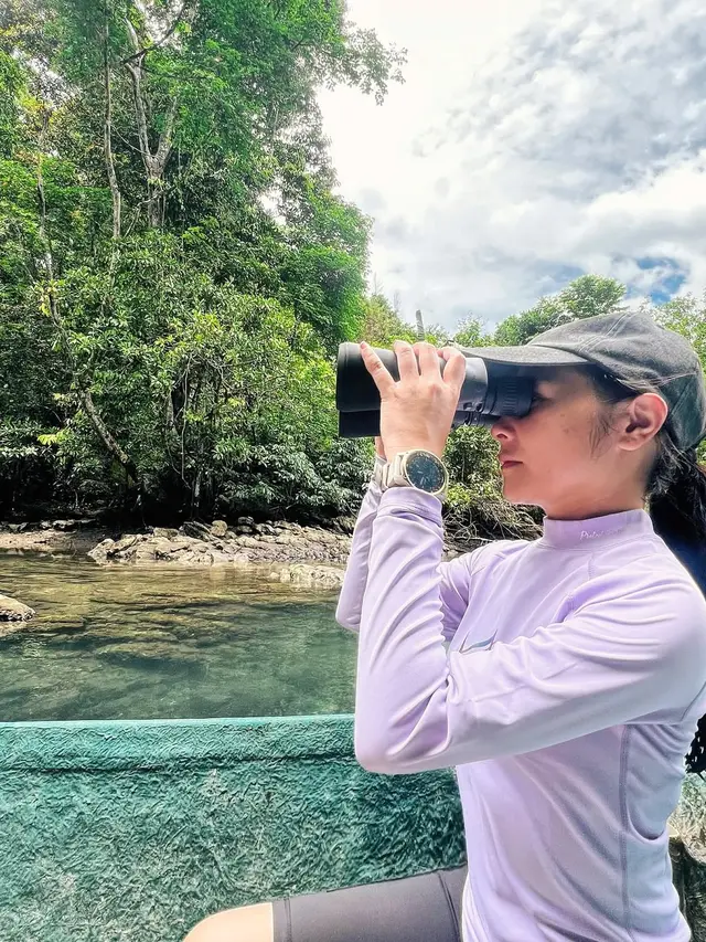 Gaya Sporty Prilly Latuconsina Tampil Sporty dan Menawan dengan Bare Face di Hutan Mangrove Kaimana