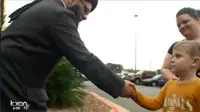 Seorang bocah laki-laki berdonasikan tabungannya untuk sebuah masjid yang menjadi korban vandalisme di Texas/Metro.co.uk