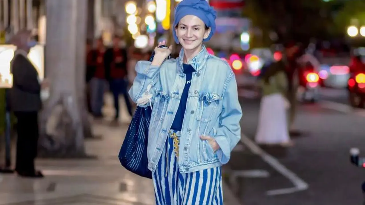 8 Potret Gaya Hijab Kasual Wanda Hamidah dengan Pashmina dan Turban, Kece bak Anak Muda