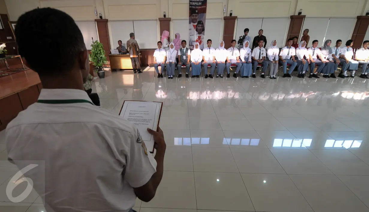 Sejumlah siswa saat mengikuti pendalaman materi di Gedung PP-PON Menpora Cibubur, Jakarta, Rabu (27/7). Siswa dan siswi dari 34 provinsi yang dinyatakan lolos seleksi Paskibraka nasional 2016. (Liputan6.com/Yoppy Renato)