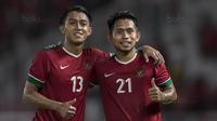 Pemain Timnas Indonesia, Febri Hariyadi, bersama Andik Vermansah foto bersama usai melawan Islandia pada laga persahabatan di SUGBK, Jakarta, Minggu (14/1/2018). Timnas Indonesia kalah 1-4 dari Islandia. (Bola.com/Vitalis Yogi Trisna)