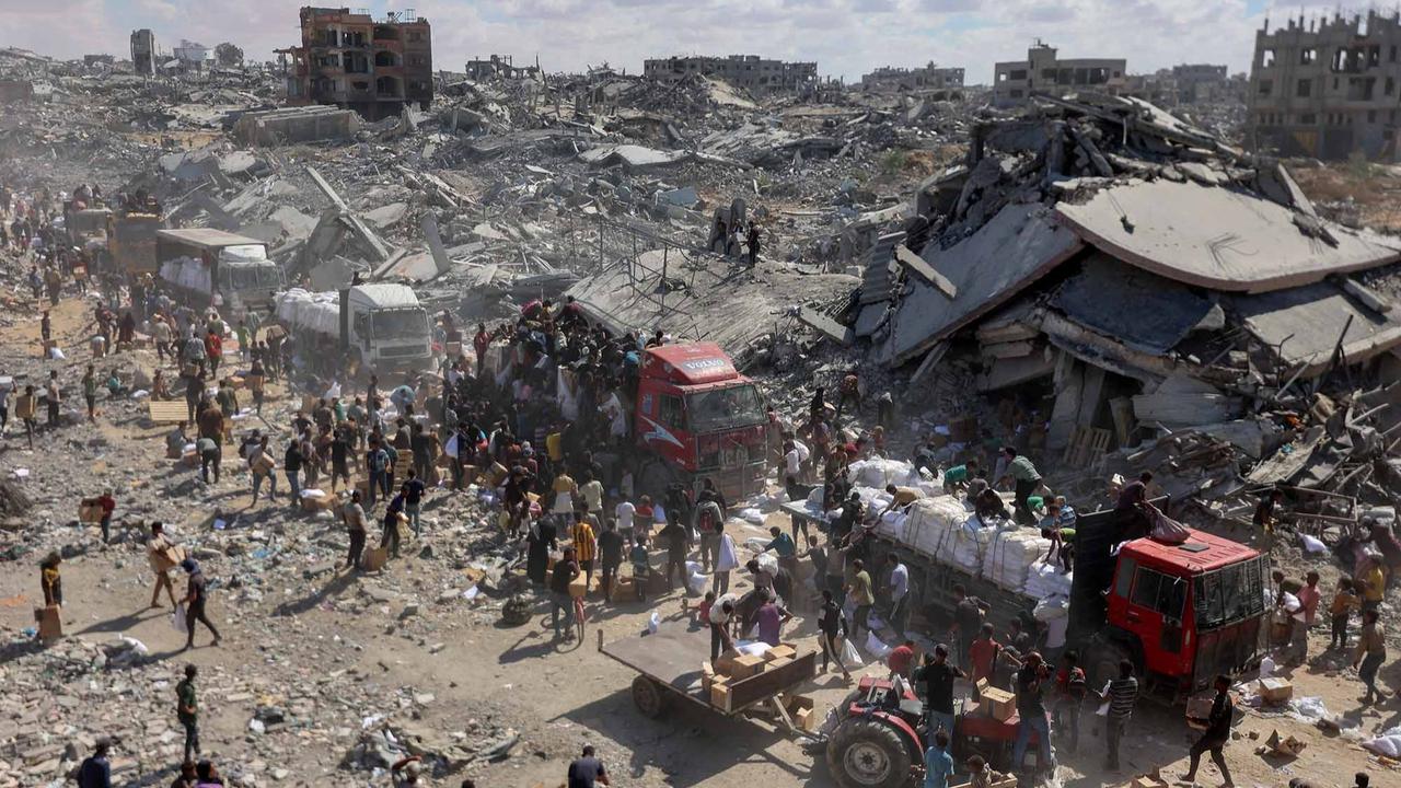 FOTO: Di Tengah Gencatan Senjata, Warga Gaza Berebut Bantuan Bahan Makanan untuk Bertahan Hidup