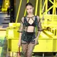 Idol sekaligus anggota BLACKPINK ini tampil dengan gaya yang lebih berani dari biasanya, memadukan bra hitam dengan set Chanel berbahan jaring transparan yang memancarkan kesan modern sekaligus edgy. [@blinkzi5es].