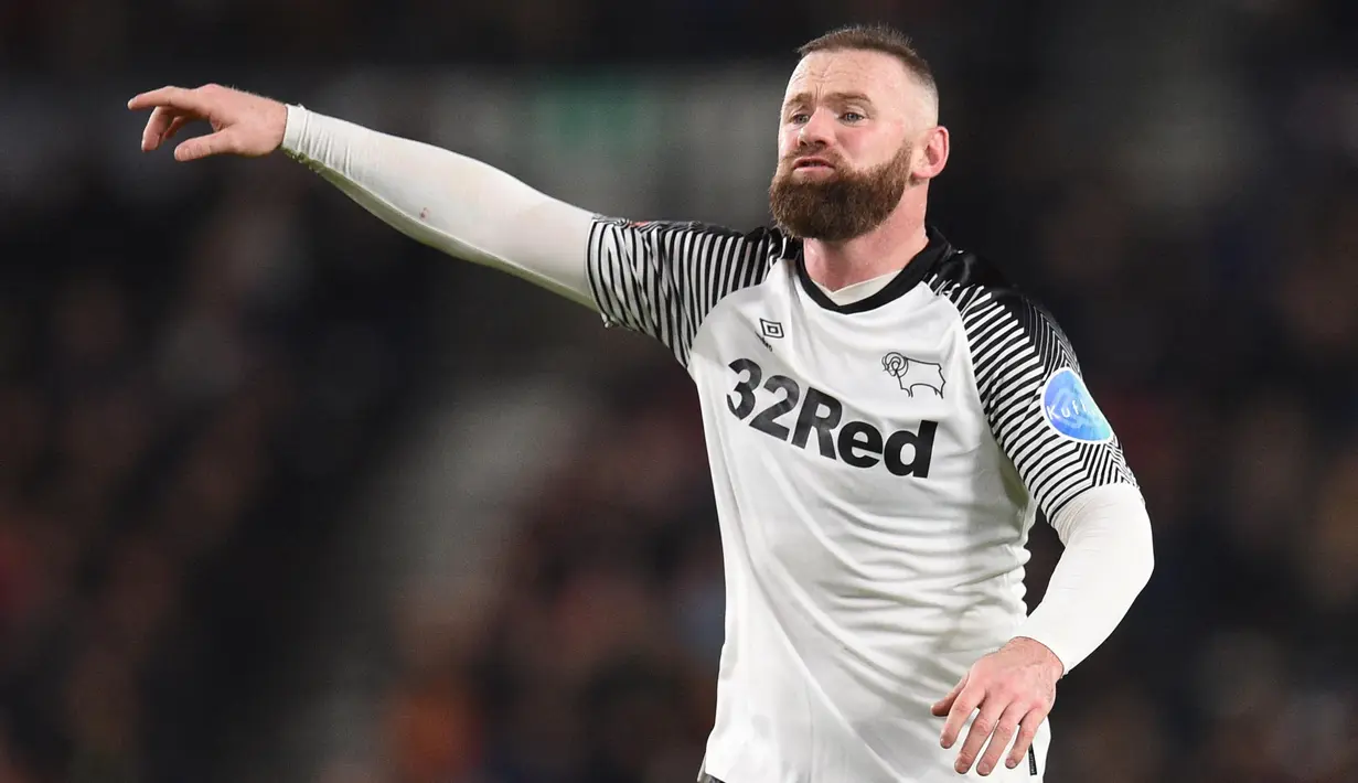 Legenda Manchester United lainnya, Wayne Rooney diketahui baru saja memutuskan untuk gantung sepatu setelah berkarir selama 19 tahun lamanya di dunia sepakbola. Kini Rooney lantas langsung ditunjuk untuk menjadi pelatih Derby County, tim terakhir yang dibelanya. (AFP/Oli Scarff)