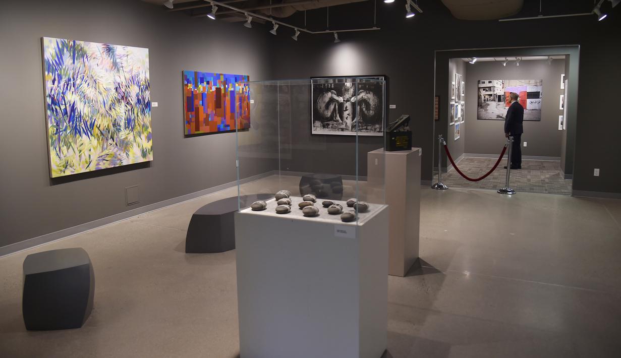Sejumlah koleksi yang ada di museum tentang Palestina pada hari pembukaannya di Woodbridge, Amerika Serikat (AS), Minggu (22/4). Karya yang ditampilkan di museum merupakan karya dari seniman Palestina dari seluruh dunia. (AFP/HECTOR RETAMAL)
