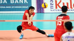 Pemain Timnas Bola Voli putra Indonesia, Farhan Halim,&nbsp;membalikan bola ke arah timnas Bola Voli putra&nbsp;Kamboja&nbsp;saat pertandingan&nbsp;final Bola Voli Putra SEA Games 2023 di Phnom Penh, Kamboja,&nbsp;Senin (8/5/2023). (Bola.com/Abdul Azis)