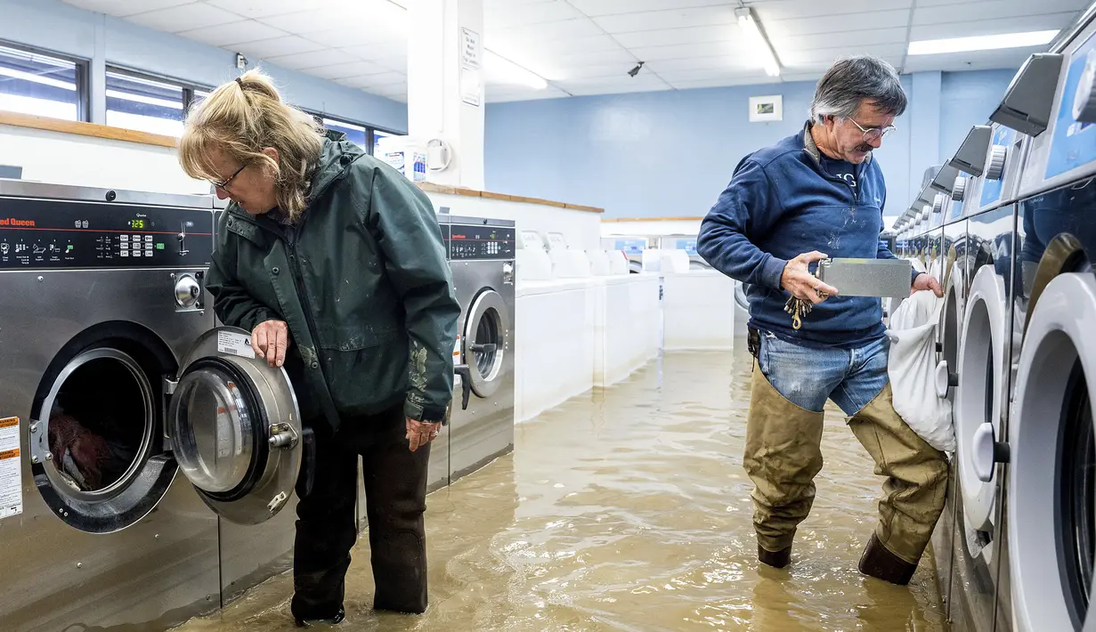 California Utara telah dilanda sungai atmosfer lainnya yang membawa hujan lebat dan banjir di seluruh wilayah.  Banjir melanda kota ini sejak sabtu (11/3) setelah tanggul jebol di sepanjang Sungai Pajaro. (AP Photo/Noah Berger)