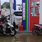 Emak-emak pengendara motor menggunakan kantong kresek sebagai pengganti helm. (TikTok @papalolygarage26)