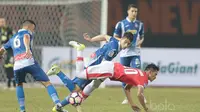 Pemain Persija Jakarta, Rudi Widodo terjatuh saat berebut bola dengan pemain RCD Espanyol pada laga persahabatan di Stadion Patriot, Bekasi, (19/7/2017). (Bola.com/Nicklas Hanoatubun)
