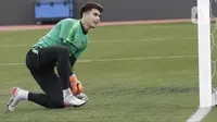 Kiper Timnas Indonesia U-22, Nadeo Argawinata, tersenyum saat latihan di Stadion Rizal Memorial, Manila, Senin (25/11/2019). Latihan ini persiapan jelang laga SEA Games 2019 melawan Thailand. (Bola.com/M Iqbal Ichsan)