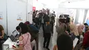 Suasana saat pencari kerja mencari lowongan pekerjaan di Mega Career Expo 2019, GBK, Senayan, Jakarta, Selasa (2/7/2019). Mega Career Expo 2019 diikuti lebih dari 100 perusahaan BUMN, nasional, dan multinasional. (Liputan6.com/Angga Yuniar)