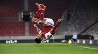 Striker Arsenal, Pierre-Emerick Aubameyang melakukan selebrasi usai mencetak gol ketiga timnya ke gawang Benfica dalam laga leg kedua babak 32 Besar Liga Europa 2020/21 di Georgios Karaiskakis Stadium, Kamis (25/2/2021). Arsenal menang 3-2 atas Benfica. (Eurokinissi via AP/Antonis Nikolopoulos)