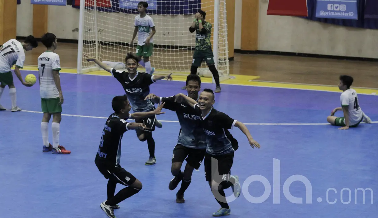 Pemain BJL 2000, Rizky Pamungkas, merayakan gol yang dicetaknya saat final turnamen futsal Bolalob FFI U-20. Gol tersebut menjadi gol penyeimbang 2-2. (Bola.com/M Iqbal Ichsan)