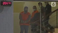 Dua tersangka kasus korupsi bansos Covid-19 digiring petugas di Gedung KPK, Jakarta, Minggu (6/12/2020) dini hari. KPK menahan tiga orang tersangka korupsi bansos di Kemensos, yaitu Matheus Joko Santoso, Ardian IM dan Harry Sidabuke. (Liputan6.com/Herman Zakharia)