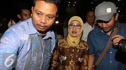 Bupati Indramayu, Anna Sophanah diduga menerima gratifikasi satu unit mobil dari terdakwa kasus pencucian uang Panitera PN Jakpus, Rohadi, Jakarta, Selasa (20/9). (Liputan6.com/Helmi Afandi)