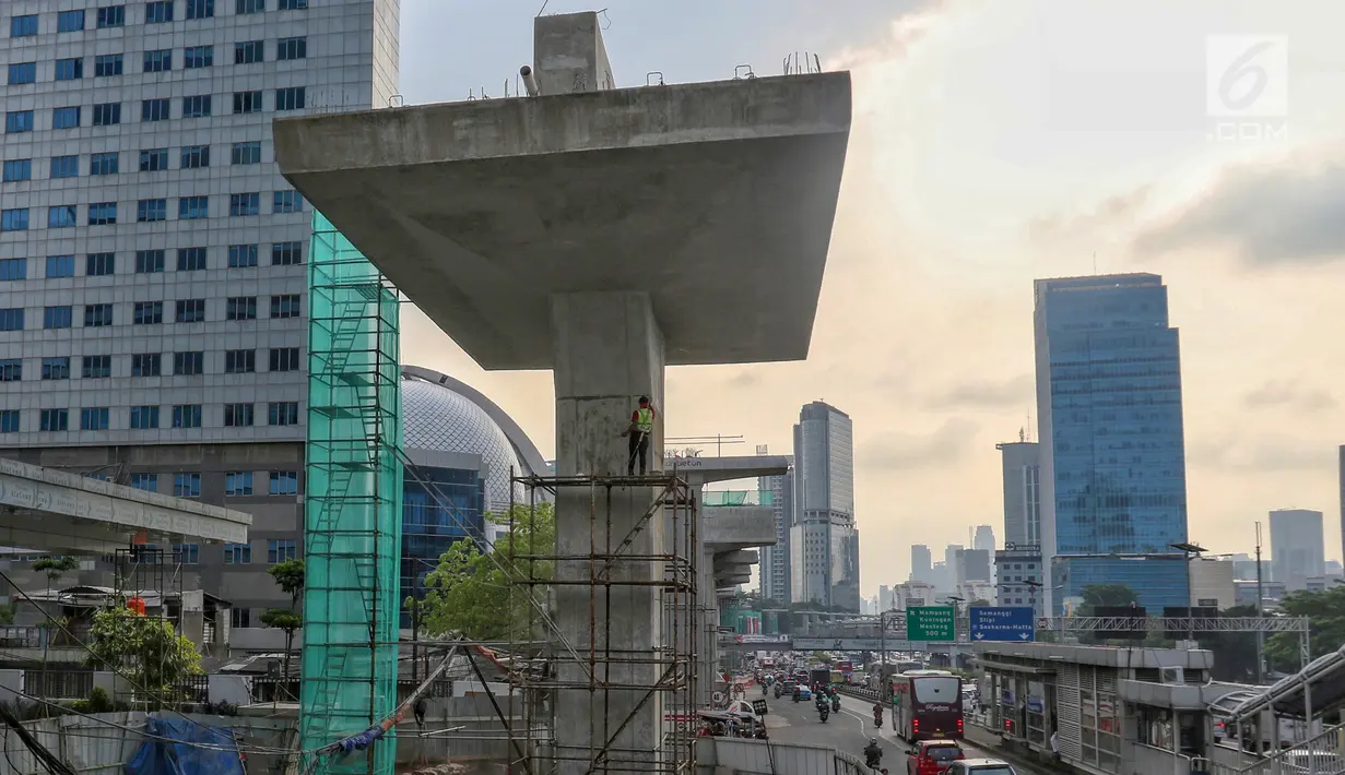 Pekerja menyelesaikan pembangunan jalur kereta ringan atau LRT Jabodebek rute Cawang-Dukuh Atas di Cawang, Jakarta, Senin (29/4/2019). Menurut PT Adhi Karya selaku kontraktor pelaksana proyek LRT, pembangunan jalur LRT mencapai 47,95 persen (data per akhir Maret 2019). (Liputan6.com/Johan Tallo)