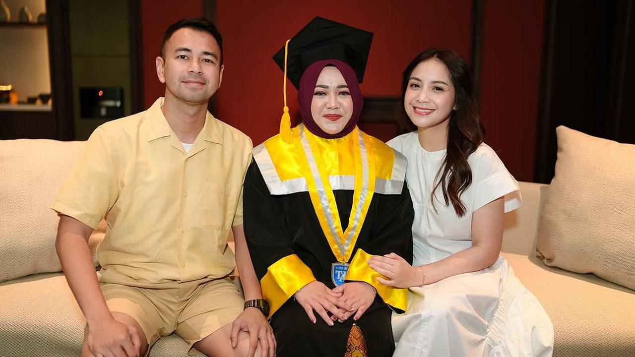 Potret Mbak Lala Wisuda, Syukurannya Diajak ke Bali Sampai Bawa Toga