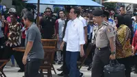 Presiden Joko Widodo (Jokowi) menuju rest area seusai meresmikan ruas  Tol Sragen-Ngawi di kilometer 538 jalan tol Solo-Ngawi, Jawa Tengah, Rabu (28/11). Jokowi menyempatkan diri untuk mencicipi makanan di rest area tersebut. (Liputan6.com/Angga Yuniar)