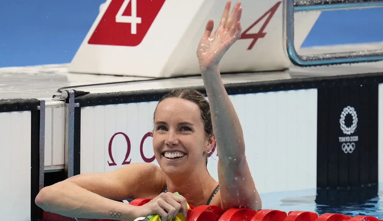 Perenang Australia Emma McKeon menang medali emas final gaya bebas 100 meter putri Olimpiade Tokyo 2020 di Tokyo, Jepang, Jumat (30/8/2021). Empat medali emas McKeon dalam satu Olimpiade sama dengan torehan emas legenda renang AS Katie Ledecky di Olimpiade Rio de Janeiro 2016. (AP Photo/Jae C. Hong)
