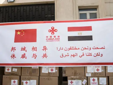 Pasokan medis sumbangan dari China terlihat di Kairo, Mesir (10/5/2020). Mesir pada Minggu (10/5) menerima kelompok pengiriman bantuan medis kedua dari pemerintah China bagi negara di kawasan Afrika Utara tersebut untuk memerangi wabah Covid-19. (Xinhua/Wu Huiwo)