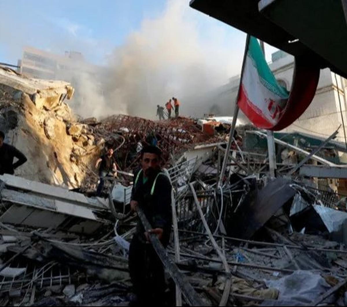 "Serangan Iran ke Israel tentunya memicu ketegangan baru di Timur Tengah. Besok Rupiah bisa mengalami tekanan lagi terhadap USD, mungkin bisa bergerak di atas Rp16.100," kata Ariston saat dihubungi merdeka.com, Senin (15/4).