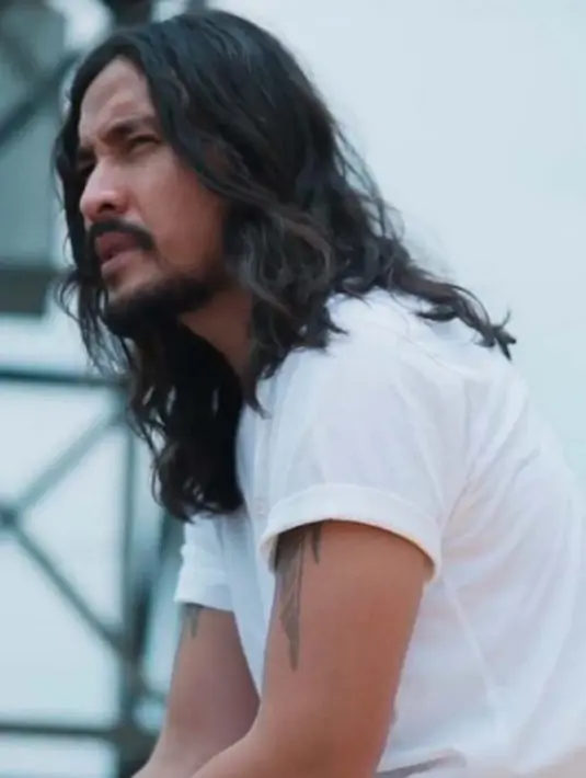 Marcello Tahitoe, kekasih Aurelie Moeremans yang akrab disapa Ello ini tertangkap di kediamannya, di kawasan Jagakarsa, Jakarta Selatan, dengan barang bukti berupa satu paket ganja. (Instagram/marcello_tahitoe)