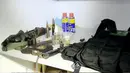 Pasukan militer Israel mengklaim menemukan senjata dan peralatan tempur milik Hamas saat melakukan penggeledahan di RS Al-Shifa. (Israel Defense Forces via AP)