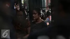 Tersangka kasus pembunuhan Wayan Mirna Salihin, Jessica Kumala Wongso saat dimasukan mobil tahanan usai polisi serahkan jessica ke Kejaksaan Negeri Pusat, Jakarta, (27/5). (Liputan6.com/Faizal Fanani)