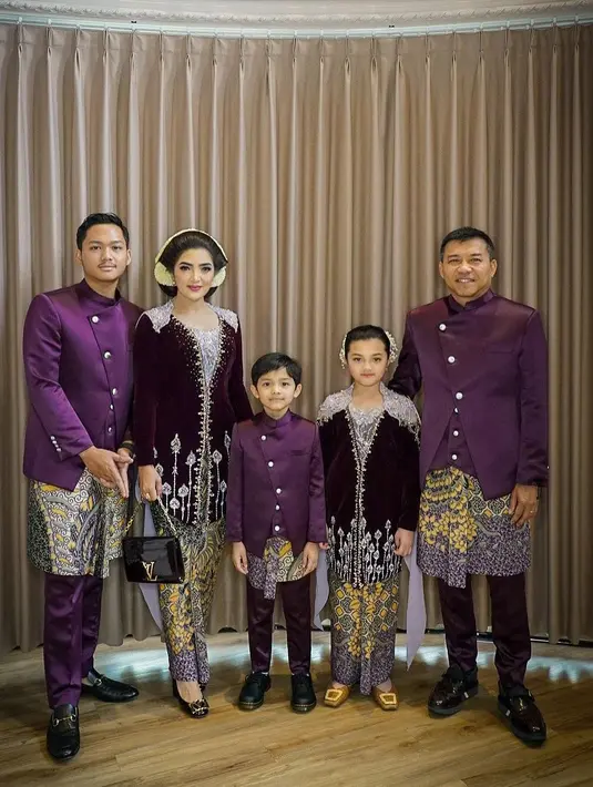 Menarik untuk melihat para mama di acara Mitoni Aurel Hermansyah ini. Mulai dari Ashanty, Kridayanti, dan Geni Faruk yang kompak berkebaya. [Foto: Instagram/attahalilintar]