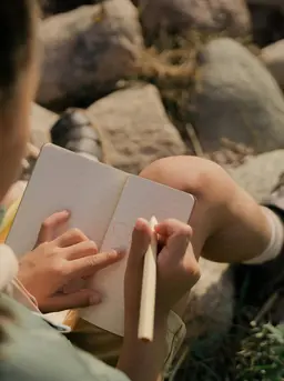 Kegiatan journaling bukan hanya sekadar aktivitas menulis tetapi proses refleksi yang dapat membantu anak menuangkan pengalaman sehari-hari ke dalam bentuk kata atau gambar (Sumber: Pexels.com)