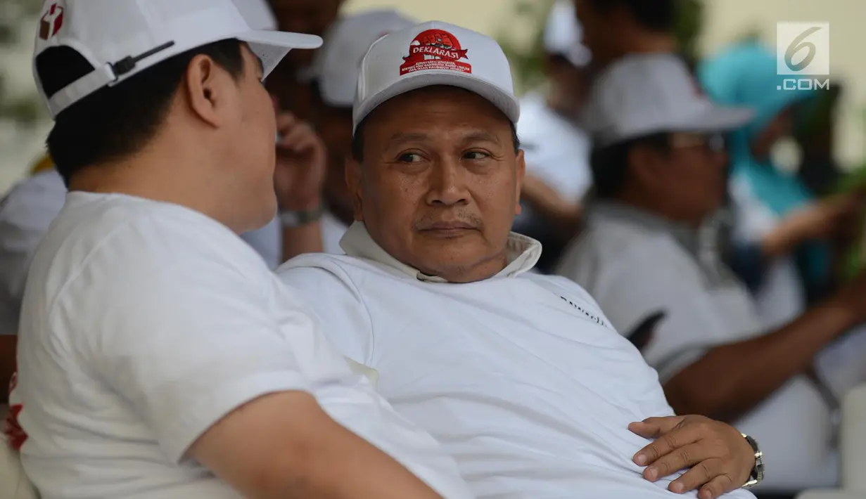 Wakil Ketua BPN, Mardani Ali Sera berbincang dengan Ketua TKN Erick Thohir selama acara deklarasi komitmen bersama menjelang kampanye rapat umum dan iklan kampanye Pemilu 2019 di kantor Bawaslu RI, Jakarta, Sabtu (23/3). (merdeka.com/Imam Buhori)