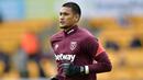 <p>Alphonse Areola. Kiper Prancis berusia 29 tahun ini baru saja dipermanenkan West Ham United pada bursa transfer musim panas 2022/2023 dari Paris Saint-Germain setelah 1 musim berstatus pinjaman. Ia diikat kontrak The Hammers hingga Juni 2027 dengan nilai transfer 9,3 juta euro atau setara Rp142 miliar. Semusim membela West Ham United ia total tampil dalam 17 laga di semua ajang dengan torehan 8 kali clean sheet dan kebobolan 15 gol. (whufc.com)</p>