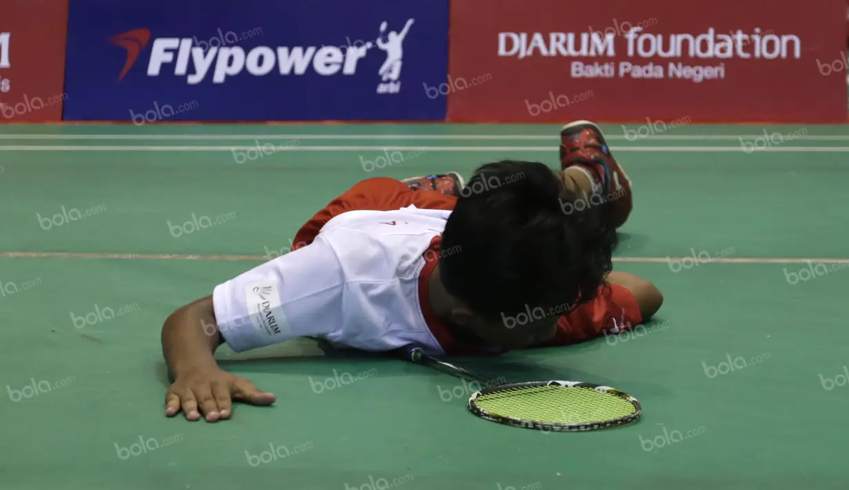 Seorang atlet putra harus jatuh bangun saat mengembalikan kok dalam pertandingan di kelompok umur 15 tahun dalam Audisi Umum Beasiswa Bulutangkis PB Djarum di GOR Sritex, Solo, Senin (11/4/2016). (Bola.com/Arief Bagus)