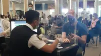 Para penumpang pesawat Singapore Airlines menjalani pemeriksaan imigrasi dan kesehatan di Bandara Internasional I Gusti Ngurah Rai Bali pada Rabu, 16 Februari 2022. (dok. Biro Komunikasi Publik Kemenparekraf)