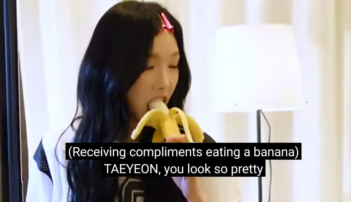 Taeyeon sudah bersiap untuk konser di ICE BSD. Dia ]mengganjal perut dengan makan pisang sambil melihat-lihat isi kulkas yang ada di ruang tunggunya. (Foto: YouTube/ Taeyeon Official)