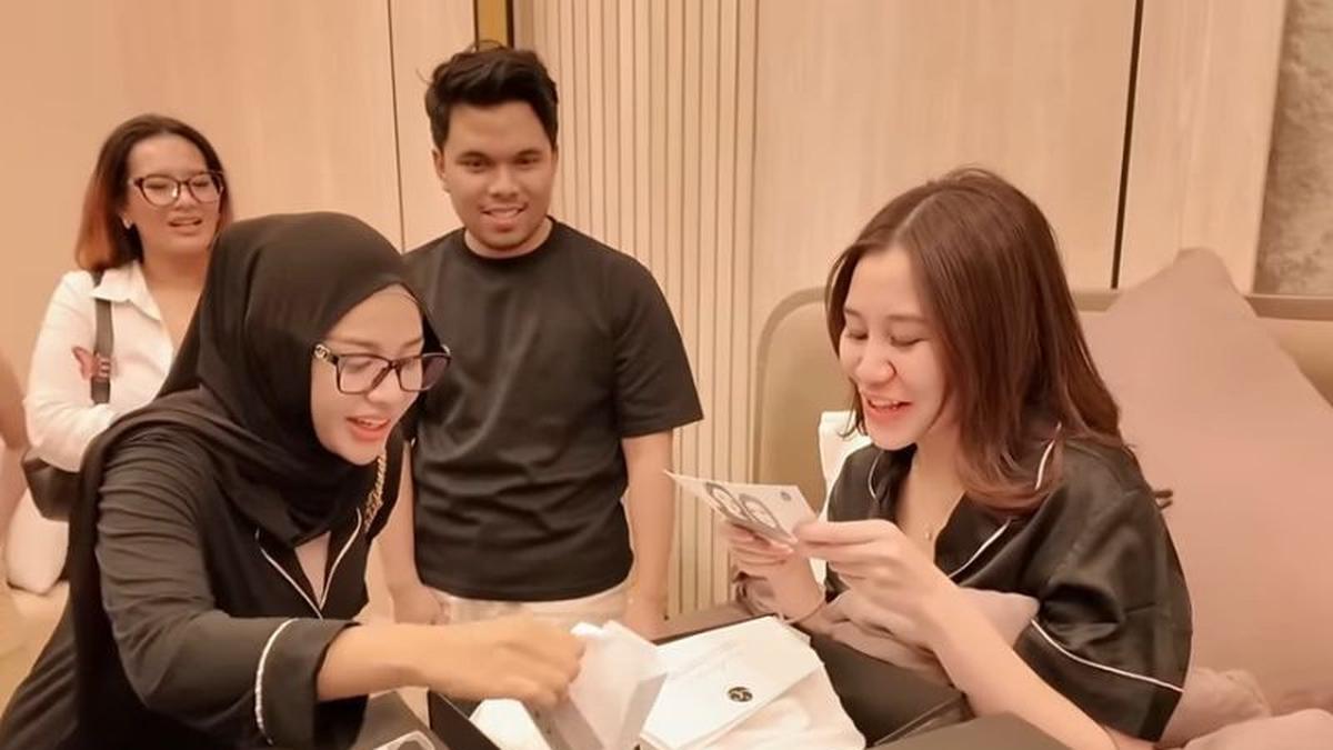 Aurel Hermansyah Kasih Aaliyah Massaid Kado Tas Branded Rp43 Juta, Disebut Hubungan Ipar Termanis