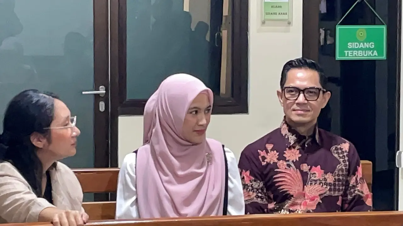 Dude Harlino dan Alyssa Soebandono Penuhi Panggilan Sebagai dalam Sidang Kasus PT DSI