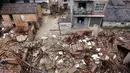 Kondisi sejumlah bangunan usai diterjang Topan Nepartak di Putian, Provinsi Fujian, Tiongkok (9/7). Hujan deras dengan curah hujan lebih dari 250 milimeter terus mengguyur wilayah Putian selama 4 jam. (REUTERS)