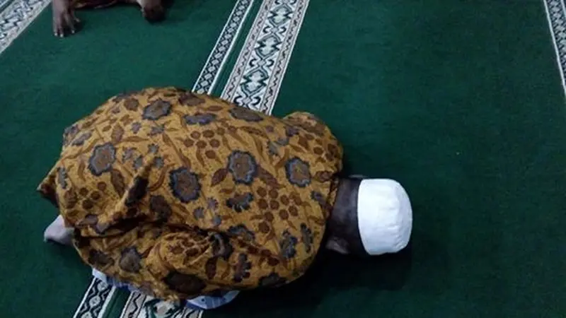 Kisah Kakek Meninggal Dunia Dalam Posisi Sujud di Masjid 