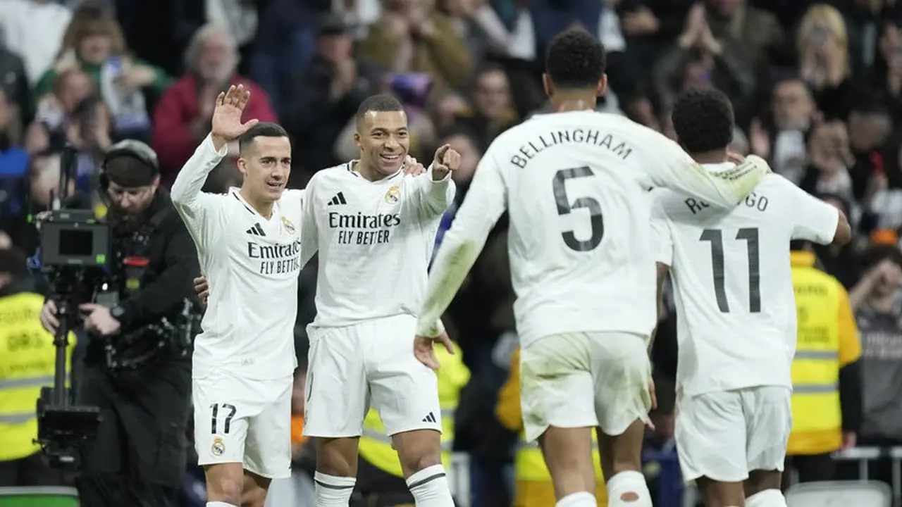 Kylian Mbappe merayakan golnya bersama skuad Real Madrid di laga lawan Las Palmas di Santiago Bernabeu, Minggu (19/01/2025). (c) AP Photo/Bernat Armangue
