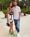 Berpose bersama suaminya, Messi, Antonella terlihat manis mengenakan bralette top dan rok mini. Walaupun outfitnya dominan warna hitam putih, pemilihan warna hijau pada heels membuatnya tampil unik dan chic. [Instagram/antonelaroccuzzo]