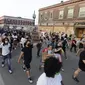 Pengunjuk rasa berbaris di Kenosha, Wisconsin, Amerika Serikat, Senin (24/8/2020). Protes dipicu oleh penembakan Jacob Blake oleh petugas polisi Kenosha sehari sebelumnya. (Rick Wood/Milwaukee Journal-Sentinel via AP)