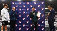 Bintang Inter Miami, Lionel Messi, saat menerima trofi Landon Donovan MLS MVP 2025 di Chase Stadium, Rabu (10/12/2025) pagi WIB. (Megan Briggs/Getty Images/AFP)