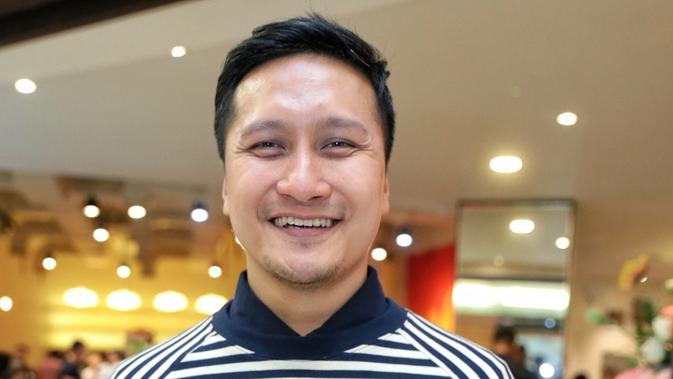 Tulis Agama Warisan, Arie Untung Ramai Pujian - Celeb ...