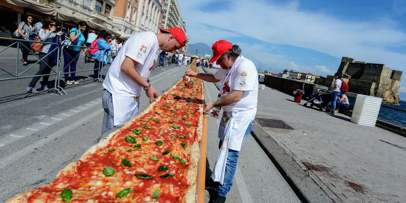 20160518-Koki Asal Italia Buat Pizza Sepanjang Satu Mil untuk Pecahkan Rekor-Naples