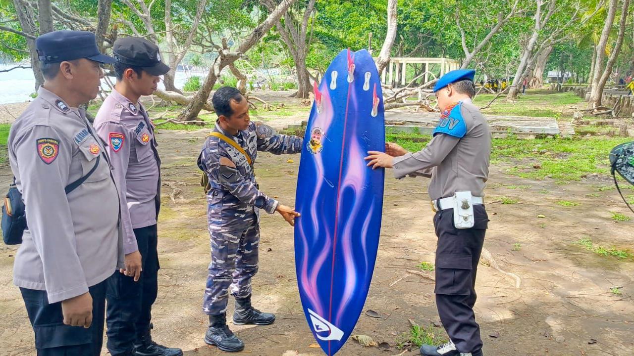 Papan selancar milik korban Mr Gunther (55) yang ditemukan rekanya di Pantai Gerajagan Banyuwangi (Istimewa)