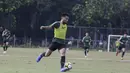 Pemain Timnas Indonesia U-23, Saddil Ramdani, mengontrol bola saat latihan di Lapangan ABC, Jakarta, Kamis (14/3). Latihan ini merupakan persiapan jelang Kualifikasi Piala AFC U-23. (Bola.com/Vitalis Yogi Trisna)