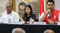 Menpora Dito Ariotedjo memberikan keterangan kepada media mengenai persiapan menuju Asian Games 2022 di Media Center Kemenpora, Jakarta, Jumat (1/9/2023) petang WIB. (Bola.com/Abdul Aziz)