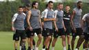 Pemain Inter Miami, Lionel Messi, mengikuti sesi latihan jelang pertandingan melawan Cruz Azul pada laga Leagues Cup 2023 di Fort Lauderdale, Kamis (20/7/2023). Pertandingan melawan Cruz Azul akan menjadi debut bagi Lionel Messi bersama The Herons. (AP Photo/Lynne Sladky)